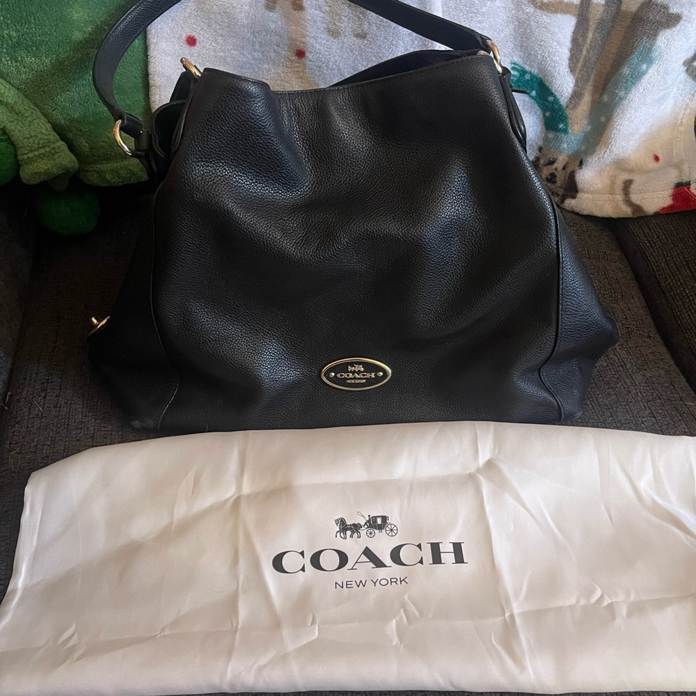 Like New Coach Purse. Comes with carrying bag. Excellent condition.